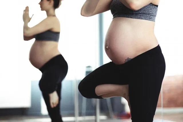 Dos mujeres embarazadas haciendo un ejercicio de equilibrio, de pie