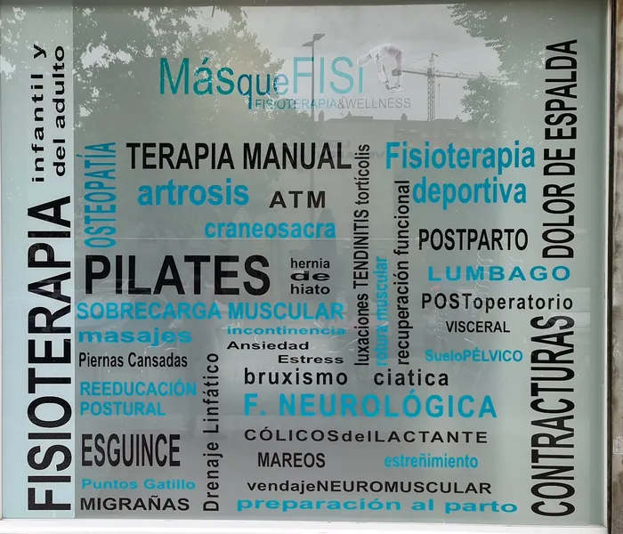 Escaparate de MásqueFisio en la Plaza de Flandes, rotulado con lo que tratan: terapia manual, fisioterapia deportiva, pilates, suelo pélvico, postparto y fisioterapia neurológica