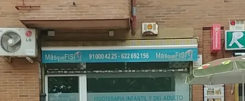 Fachada de MásqueFisio en la Plaza de Flandes, con el rótulo y los teléfonos de la clínica